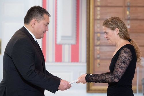 Элчин сайд Я.Ариунболд Итгэмжлэх жуух бичгээ барив