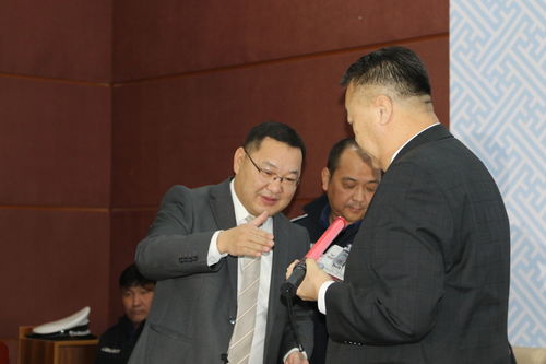 Замын цагдаагийн алба хаагчдад утаа шүүгчтэй маск өгөв