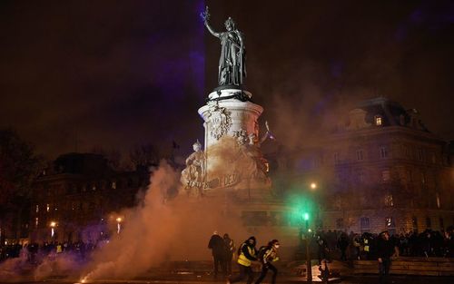 'Шар хантаанзтан'-ууд дахин Парис хотыг түйвээв