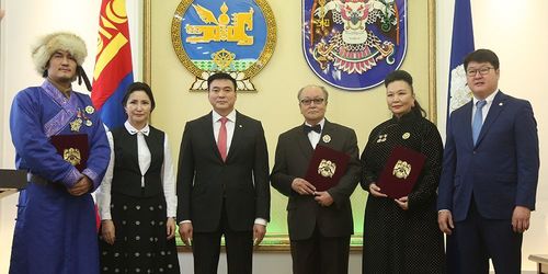 Б.Зангад, А.Долгор, Ж.Золбаяр нарыг Хангарди одонгоор шагналаа
