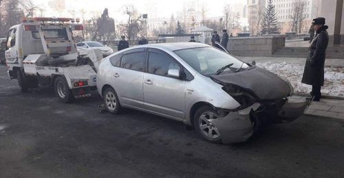 Согтуу жолооч төрийн ордны хашааг мөргөв