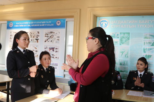 Цагдаагийн алба хаагчид дохионы хэл сурлаа