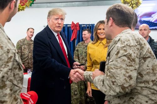 Трамп Ирак дахь цэргийн бааздаа зочилжээ