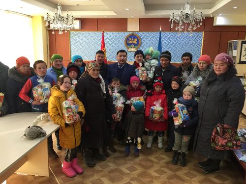 Төрийн банкны OKEЙ клубээс хүүхдүүдэд бэлэг өглөө