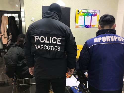 Гадаад хэлний сургалтын төвийн багш хар тамхи оруулж иржээ