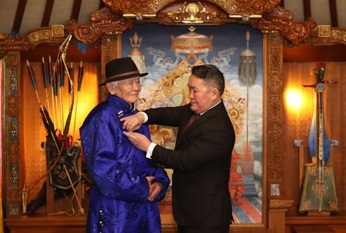 Пунцагийн Бадарчийн “Есөн эрдэнийн орон” найраглалд Төрийн соёрхол хүртээлээ