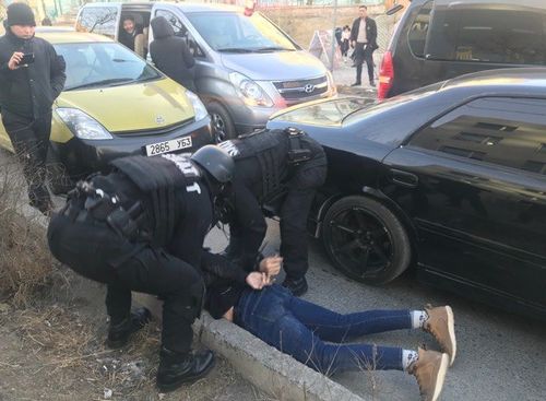 Хар тамхи тээвэрлэж явсан этгээдүүдийг баривчиллаа