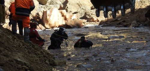 Ослын голомт руу очих замыг засварлаж, ус соруулах хоолойн холболтыг хийж байна