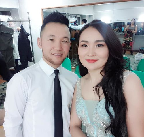 Дуучин Э.Чулуунчимэг Д.Бердибектэй “нийлэв”