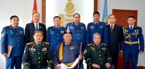 Ардын багш Л.Сосорбарамд хүндэтгэл үзүүллээ