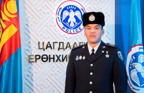 Цагдаагийн алба хаагч өндрөөс унасан жирэмсэн эмэгтэйн амийг аварчээ