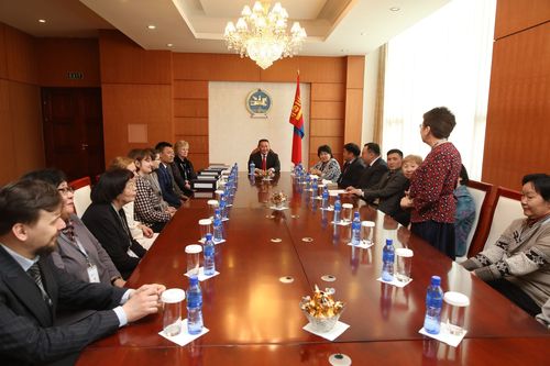 Монгол судлаач эрдэмтдийн төлөөллийг хүлээн авч уулзав