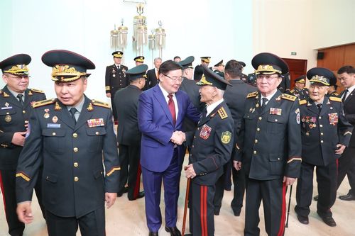 Монгол генералуудын төлөөлөлтэй уулзаж, баярын мэндчилгээ дэвшүүллээ