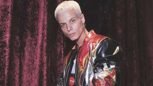 Модель залуу загвар үзүүлж байхдаа нас баржээ