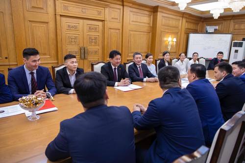 Сагсан бөмбөгийн баг тамирчдыг хүлээн авч уулзлаа