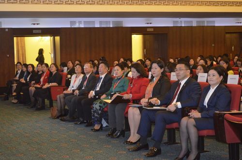 Эрдэс баялгийн салбарын эмэгтэйчүүд чуулж байна