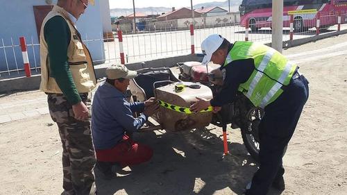 Мотоциклуудад гэрэл ойлгох туузан наалт байрлуулж байна