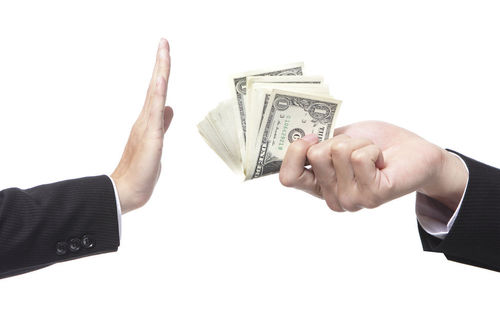 Нэгдүгээр ангийн багш эцэг эхчүүдийн бэлгээс татгалзжээ