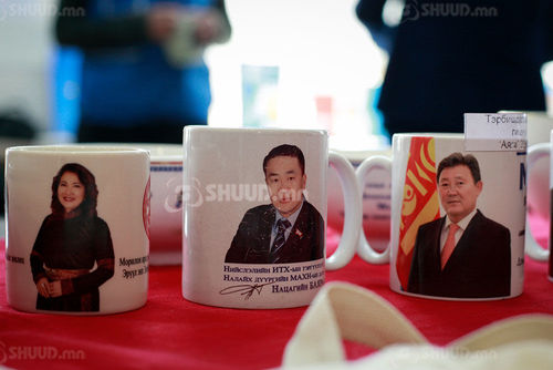 ФОТО: Улстөрчдийн сонгогчдод тараасан бэлгийг дэлгэлээ