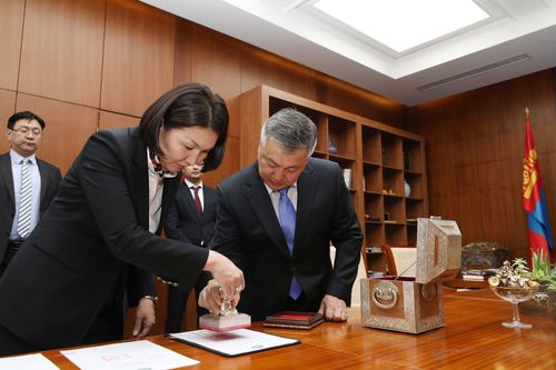 2018 онд батлагдсан Монгол Улсын хуулиуд дээр Төрийн тамга дарлаа