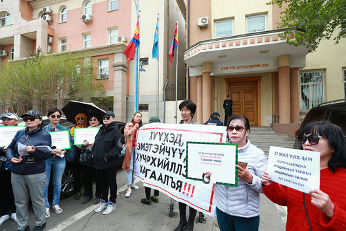 Эмэгтэйчүүд ХЗДХ-ийн сайд Ц.Нямдоржийг огцрохыг шаардлаа