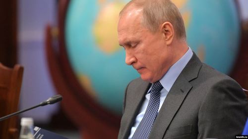 Путины рейтинг түүхэнд байгаагүйгээрээ унажээ 