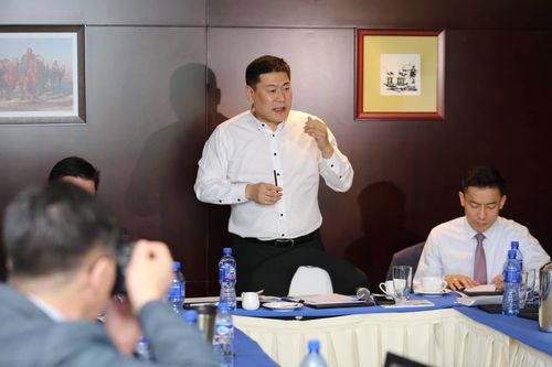 Л.Оюун-Эрдэнэ яам, агентлагийн хөгжлийн төсөөлөлтэй танилцаж байна