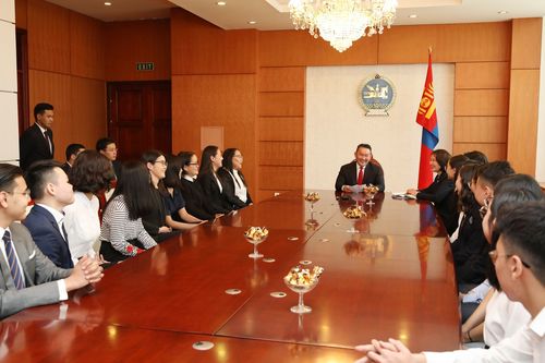 Дэлхийн шилдэг сургуулиудад суралцах хүүхдүүдэд амжилт хүслээ