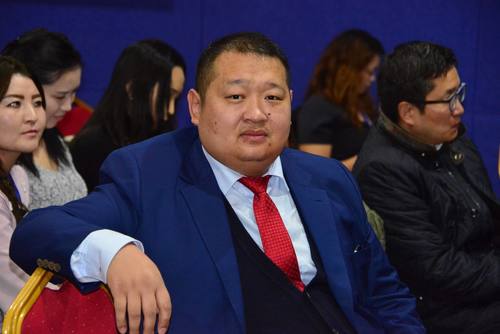Э.Өлзийбаяр: Ашигтай бизнес болгон руу улстөрчид гараа дүрдэг боллоо