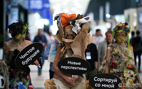 Хогон өмсгөлтэй бүсгүйчүүд хаягдлаа ангилж хаяхыг уриалж байна 