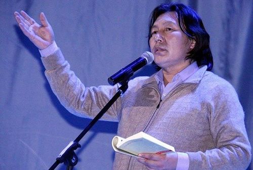 А.Эрдэнэ-Очирын нэрэмжит номын сантай болов