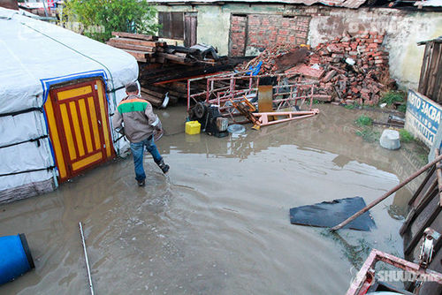 Булган аймагт үер бууж гурван айлын гэр нуржээ
