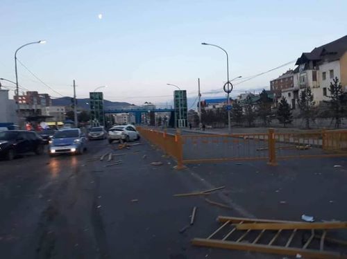 Согтуу жолооч урсгал сөрж хайс, хашлага сүйтгэжээ