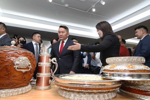 “Монгол дархан” үзэсгэлэн Уран зургийн галерейд нээгдлээ