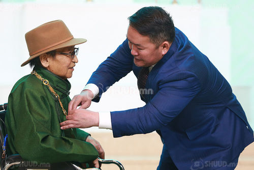 Хөдөлмөрийн баатар Б.Шарав: Их урлагт 50 жил зүтгэсний үр шим ирлээ