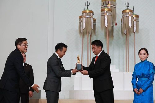 Нэр бүхий хүмүүсийг Засгийн газрын Хүндэт өргөмжлөлөөр шагналаа