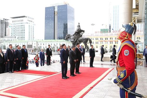 Д.Сүхбаатарын хөшөөнд цэцэг өргөж, Чингисийн хөшөөнд хүндэтгэл үзүүллээ