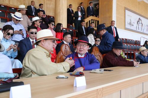 УИХ-ын дарга Г.Занданшатар нум сум эвшээлгэж, шагайн асарт зочиллоо