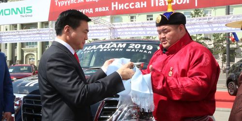 Улсын аварга Э.Оюунболдод “Nissan Patrol  Y62” автомашин гардууллаа