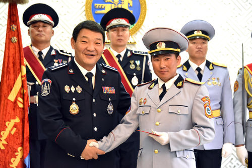 Алба хаагчдад шагнал гардуулав