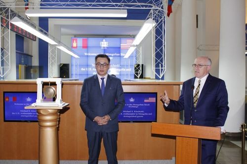 АНУ-ын Элчин сайд Хөрөнгийн биржид зочиллоо