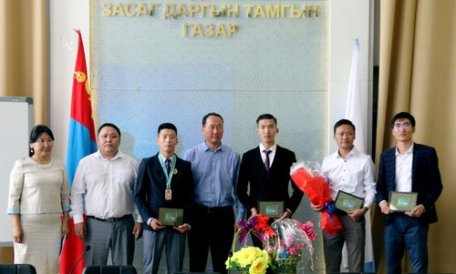 ЭЕШ-д өндөр оноо авсан сурагчдыг сая төгрөгөөр урамшууллаа