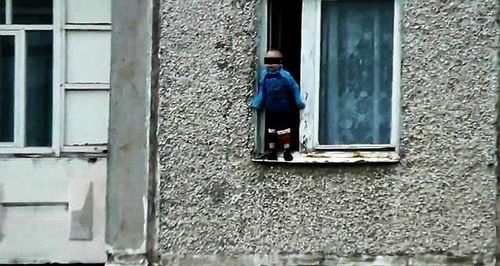 Цонхоор унах гэж байсан дөрвөн настай хүүг аварчээ