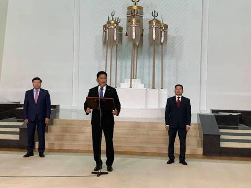 “Дэлхийн ур чадвар-2019” тэмцээнд оролцох залууст Төрийн далбаагаа мандуулан ирэхийг ерөөлөө