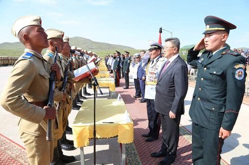 Оюутан цэргүүд тангараг өргөлөө