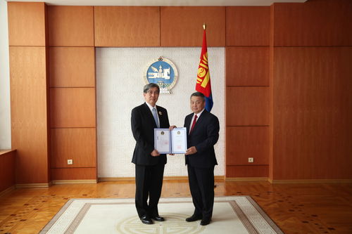 Аюүми Конишийг Алтан гадас одонгоор шагнав