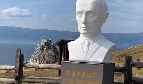Путины анхаарлыг татахаар түүний цээж баримлыг босгожээ 