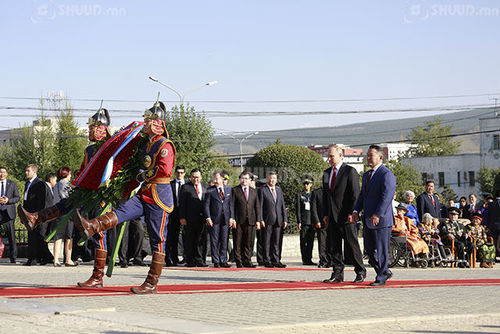 Маршал Г.К.Жуковын хөшөөнд цэцэг өргөлөө