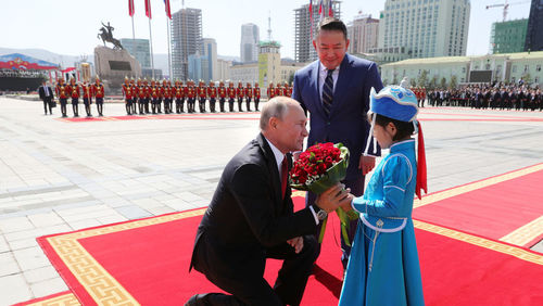 МК: Путин зарчимч байдлын гайхамшгийг харуулж, хуваариасаа хэдхэн минут хоцров 
