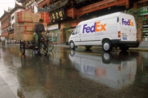 БНХАУ FedEx шууданг Хонгконг руу хууль бусаар хүйтэн зэвсэг илгээх гэсэнд буруутгав 